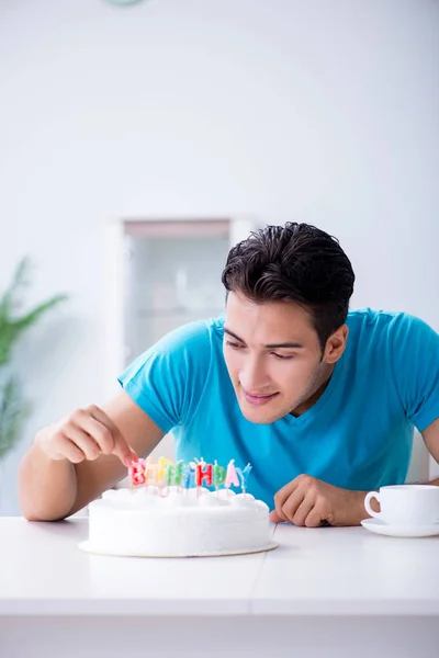 Genç adam doğum gününü evde yalnız kutluyor. — Stok fotoğraf