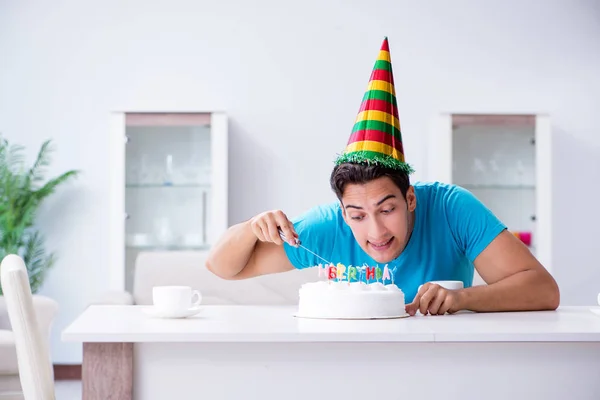 Unge man firar födelsedag ensam hemma — Stockfoto