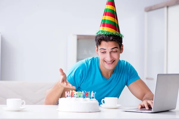 Νεαρός γιορτάζει τα γενέθλιά του μόνος στο σπίτι — Φωτογραφία Αρχείου
