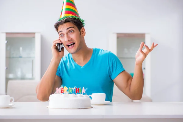 Junger Mann feiert Geburtstag allein zu Hause — Stockfoto