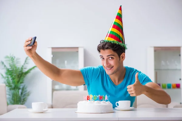 Mladý muž slaví narozeniny sám doma — Stock fotografie