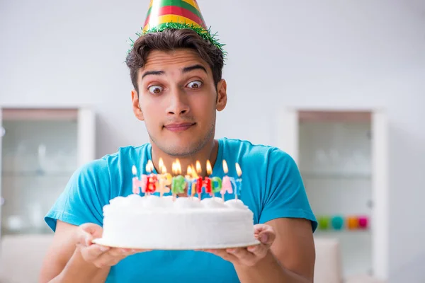 Fiatalember egyedül ünnepli a születésnapját otthon. — Stock Fotó