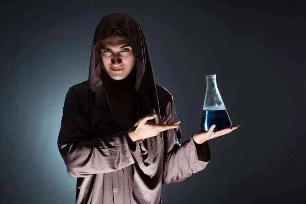Alkemist gör experiment i alkemi koncept — Stockfoto