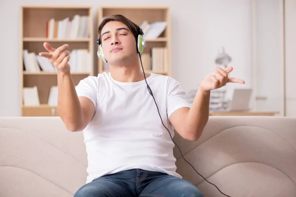 Hombre escuchando música en casa —  Fotos de Stock