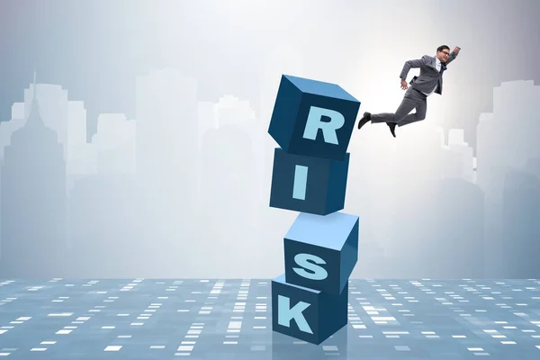Zakenman in risico- en beloningsconcept — Stockfoto