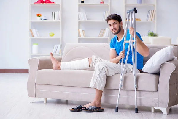 Jovem ferido se recuperando em casa — Fotografia de Stock