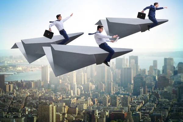 ビジネスコンセプトで紙飛行機に乗るビジネスマン — ストック写真