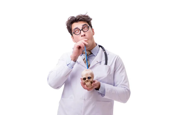 Lustiger Arzt mit Totenkopf auf weißem Hintergrund — Stockfoto