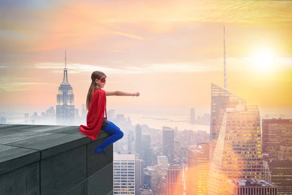 Young girl in superhero costume overlooking the city — Stock Photo, Image