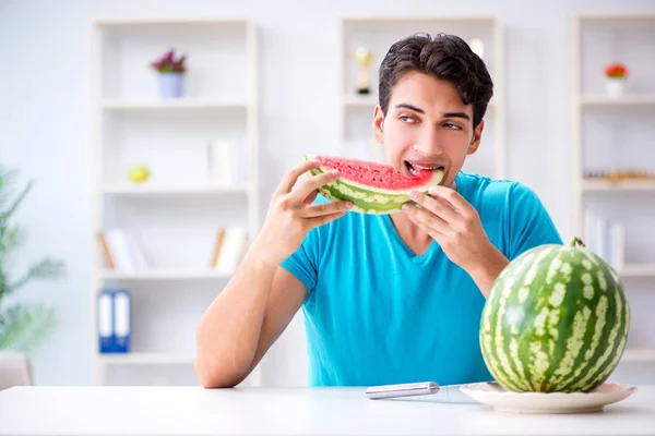 Hombre comiendo sandía en casa — Foto de Stock