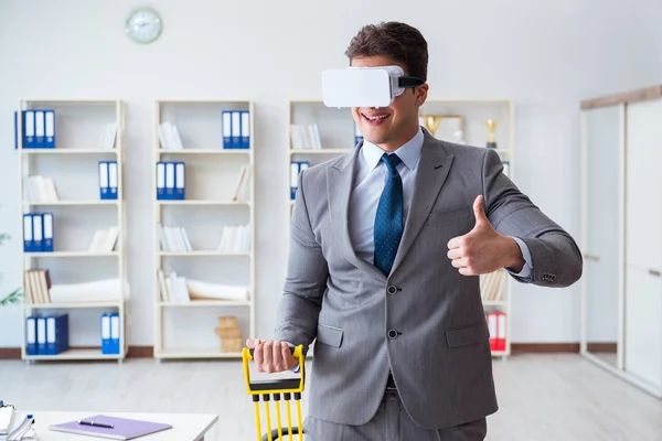 Empresário exercitando com expansor elástico usando óculos VR — Fotografia de Stock
