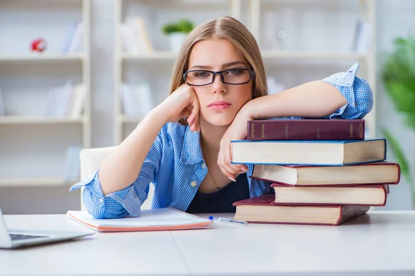 Jonge tiener vrouwelijke student voorbereiding voor examens thuis — Stockfoto