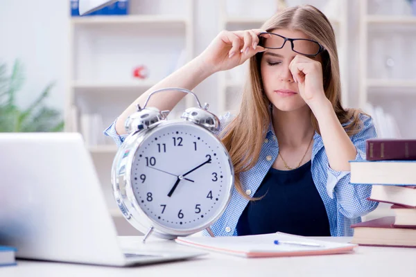 Jeune étudiante adolescente se préparant aux examens à la maison — Photo