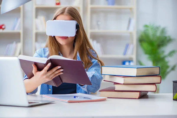 Jonge vrouwelijke student bereidt zich voor op examens met VR bril — Stockfoto