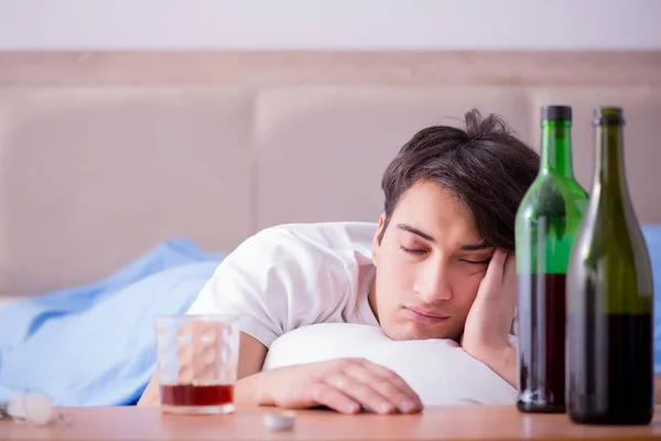 Hombre alcohólico bebiendo en la cama pasando por romper la depresión —  Fotos de Stock