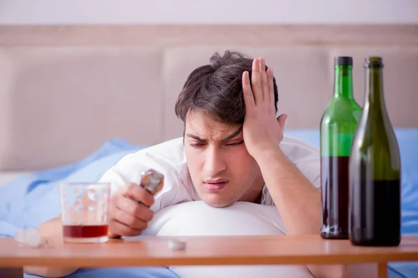 Homem alcoólico bebendo na cama passando por quebrar depressão — Fotografia de Stock