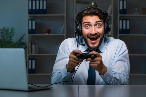 Empresário gamer ficar até tarde para jogar jogos — Fotografia de Stock