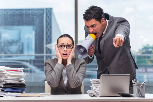 Chefe gritando com seu membro da equipe — Fotografia de Stock