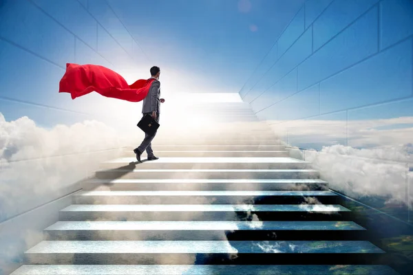Бізнесмен супергерой успішний в концепції кар'єрних сходів — стокове фото