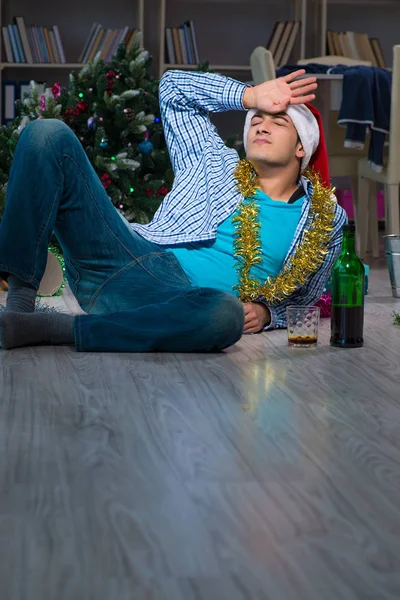 Muž slaví Vánoce doma sám — Stock fotografie