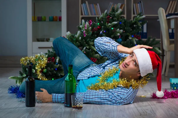 Hombre celebrando la Navidad en casa solo —  Fotos de Stock