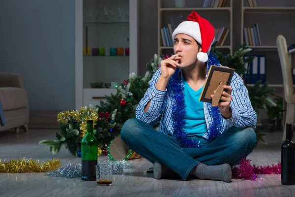 Man firar jul hemma ensam — Stockfoto