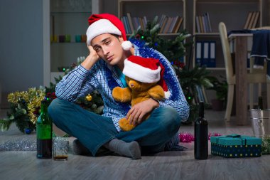 Adam Noel 'i evde yalnız kutluyor.