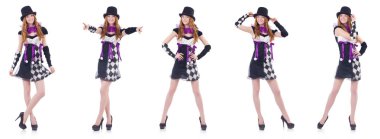 Beyaz soytarı kostümü giymiş bir kız.