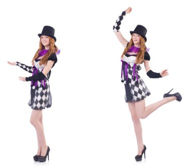 Beyaz soytarı kostümü giymiş bir kız.