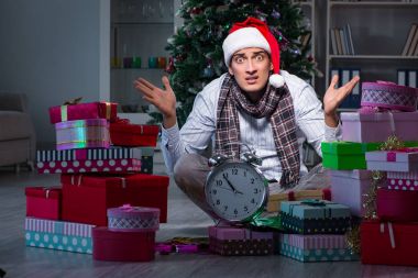 Kutularda bir sürü Noel hediyesi olan bir adam.