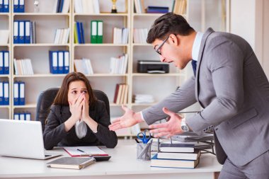 Kadın ve erkek arasındaki ofis anlaşmazlığı