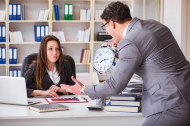 Kadın ve erkek arasındaki ofis anlaşmazlığı