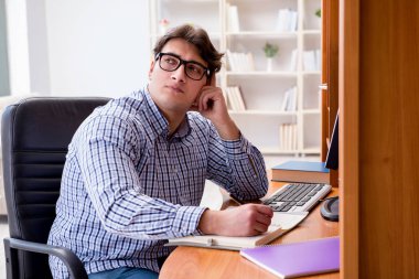 Bilgisayar masasında genç bir öğrenci