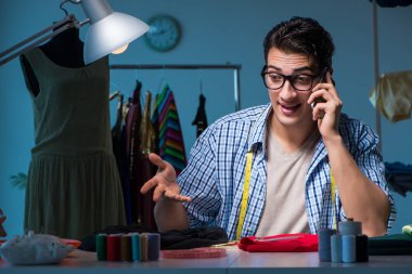 Kanalizasyonda çalışan erkek terzi.