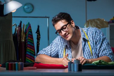 Kanalizasyonda çalışan erkek terzi.