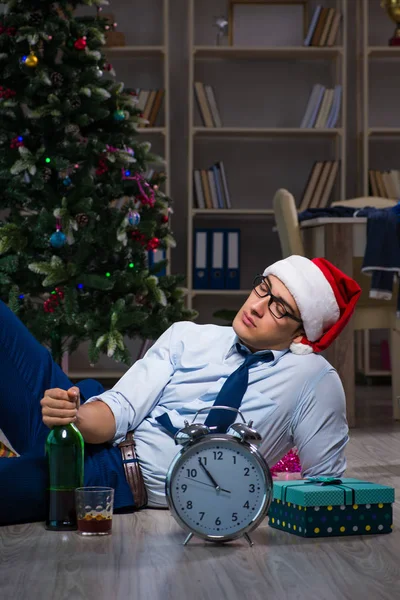 İş adamı Noel 'i evde yalnız kutluyor. — Stok fotoğraf
