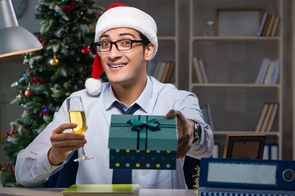 Uomo d'affari che lavora fino a tardi il giorno di Natale in ufficio — Foto Stock