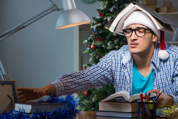 Jongeman werkt thuis op kerstdag — Stockfoto