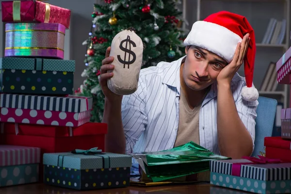 Mann mit vielen Weihnachtsgeschenken in Schachteln — Stockfoto