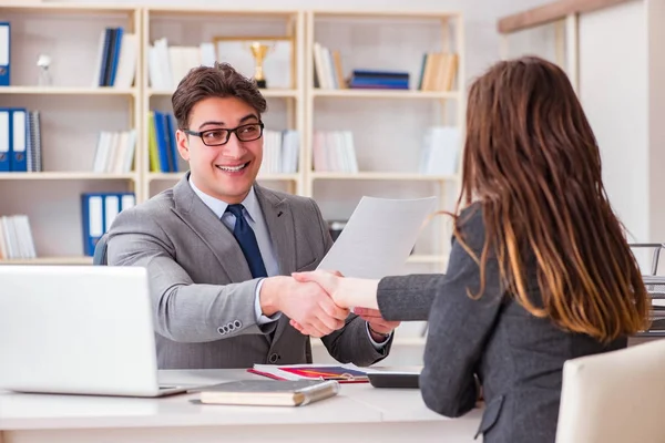 Reunión de negocios entre hombre de negocios y mujer de negocios —  Fotos de Stock