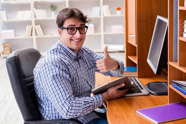 Jovem estudante na mesa de informática — Fotografia de Stock