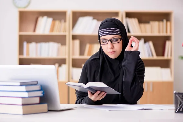 Muslimisches Mädchen im Hidschab studiert Prüfungsvorbereitung — Stockfoto