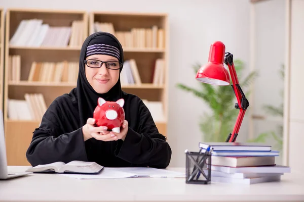 Chica musulmana en hiyab estudiando preparación para los exámenes —  Fotos de Stock