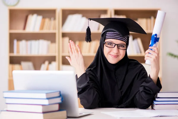 Chica musulmana en hiyab estudiando preparación para los exámenes —  Fotos de Stock