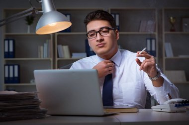 Stres altındaki iş adamı ofiste sigara içiyor