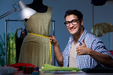 Kanalizasyonda çalışan erkek terzi.