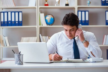 Ofiste çalışan bir işadamı operatörü.