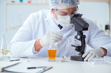 Laboratuvarda parfüm karıştıran bir kimyager.