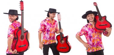 Gitarlı bir sombrero giyen adam.