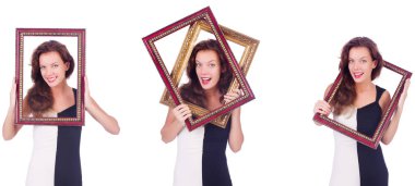 Beyaz çerçeveli bir kadın.